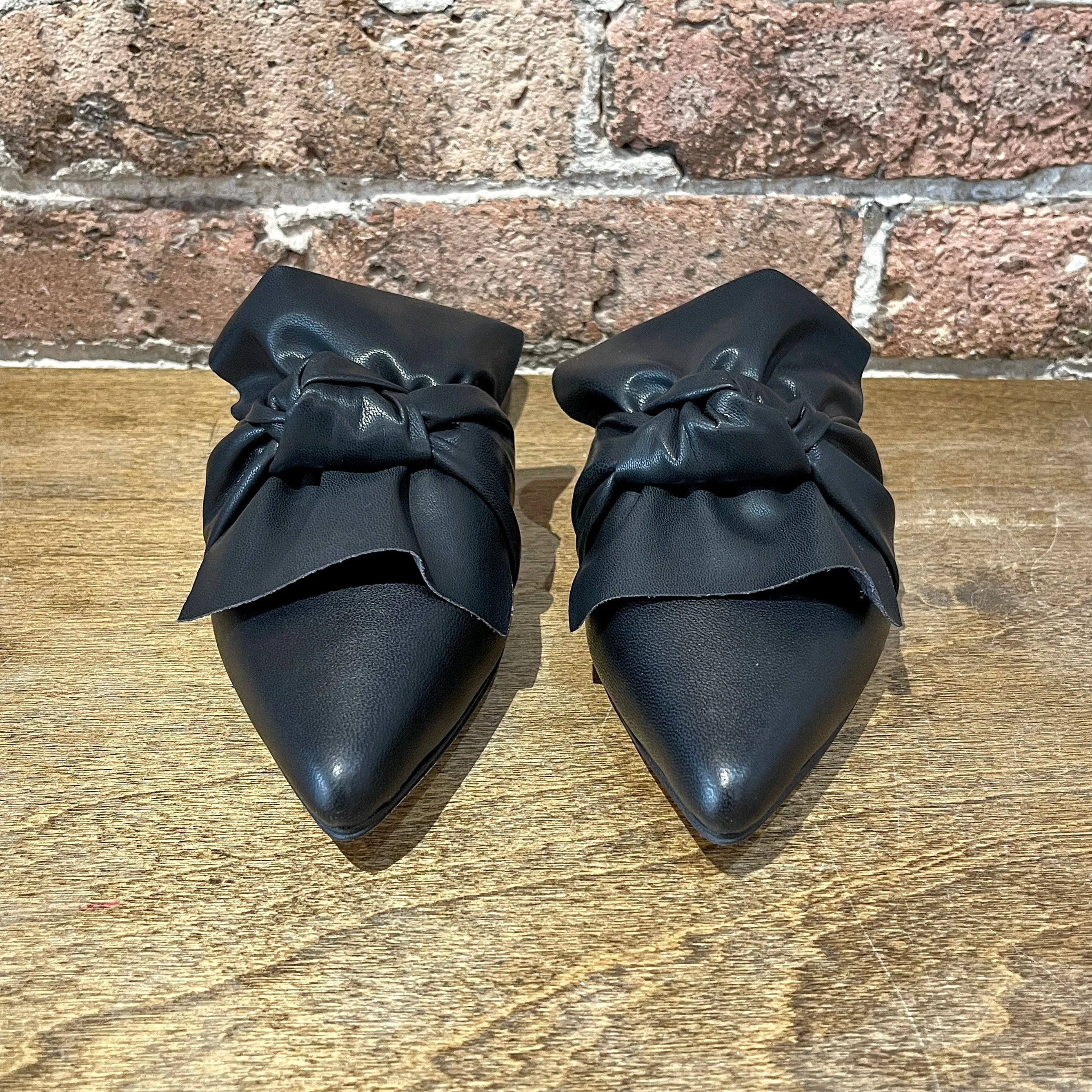 ALL BLACK Fold & Knot Slide