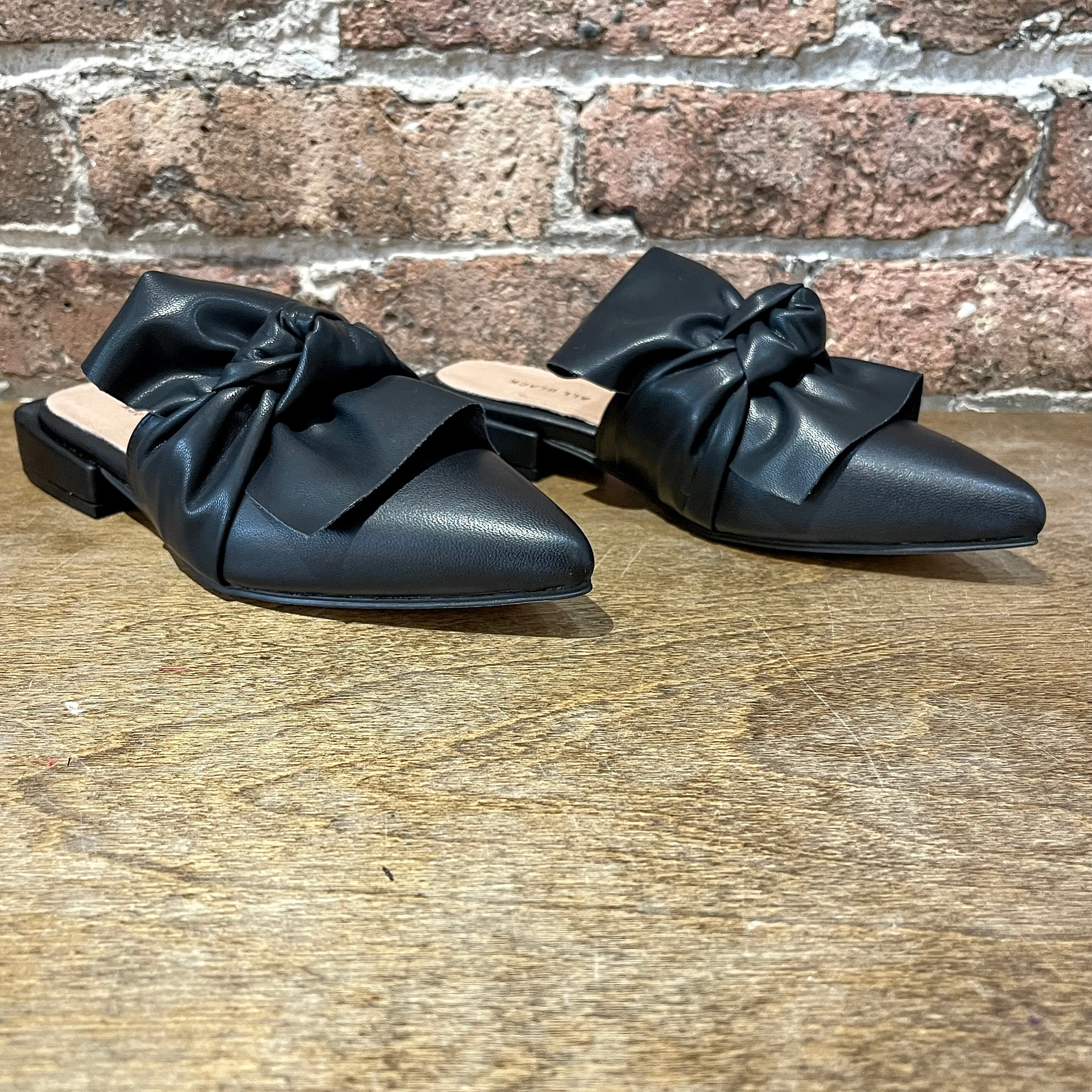 ALL BLACK Fold & Knot Slide