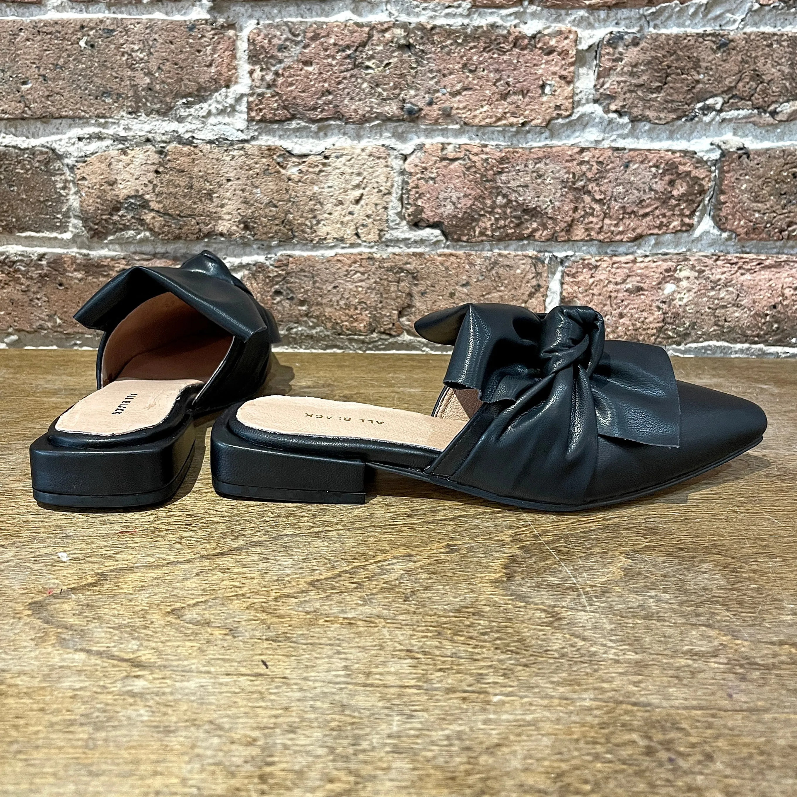 ALL BLACK Fold & Knot Slide