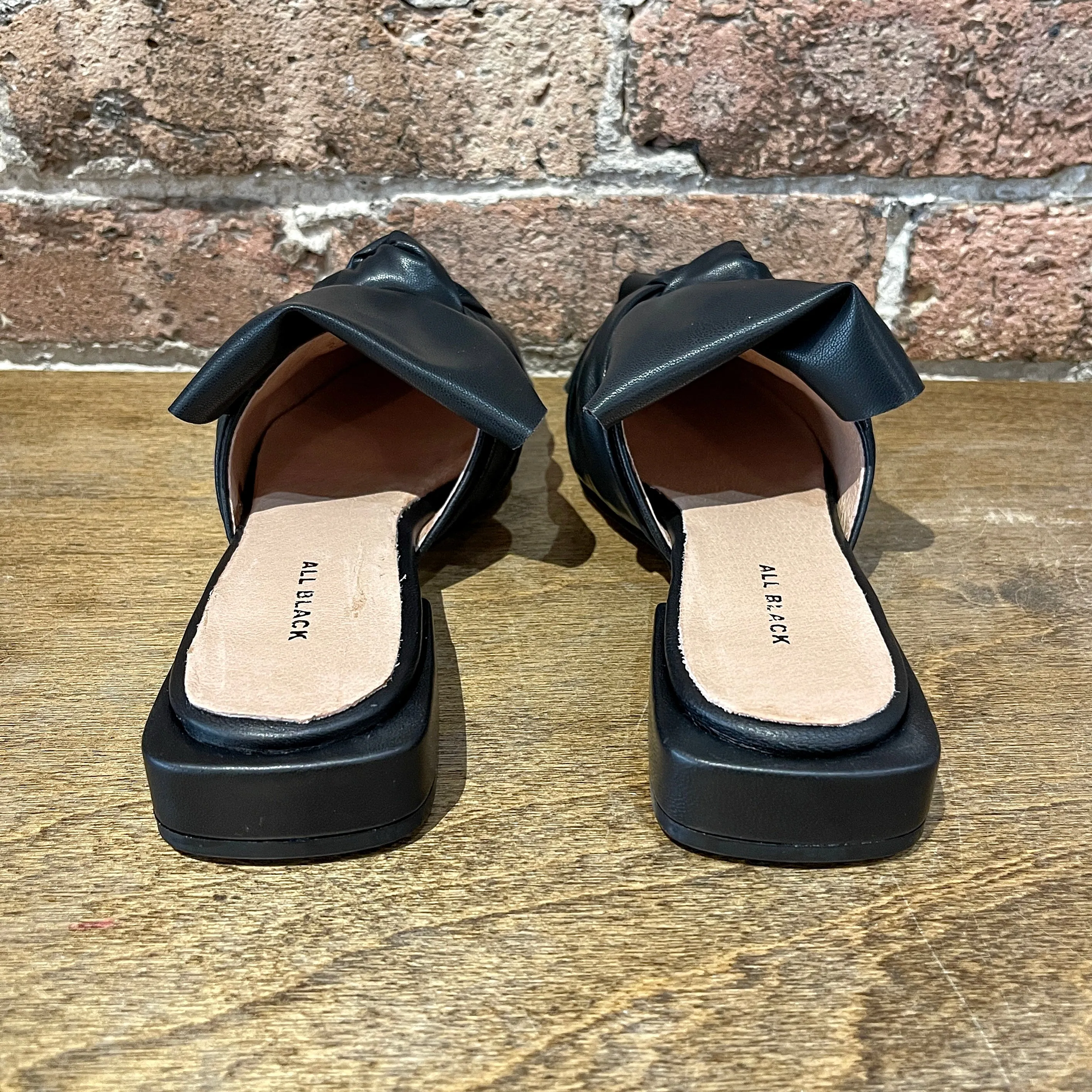 ALL BLACK Fold & Knot Slide